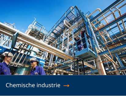 Chemische procesinstallatie met leidingen en regeltechniek voor betrouwbare dosering.