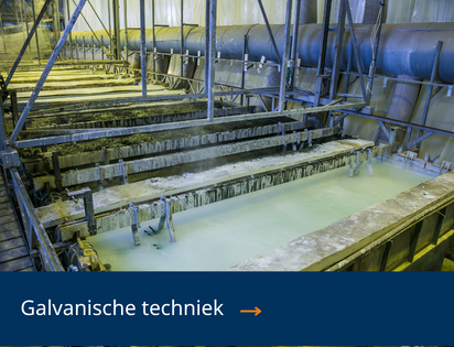 Galvanische installatie met procesbaden voor nauwkeurige chemische dosering en regeling.