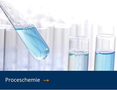 Laboratoriumopstelling met reageerbuizen voor proceschemische meting en regeling.