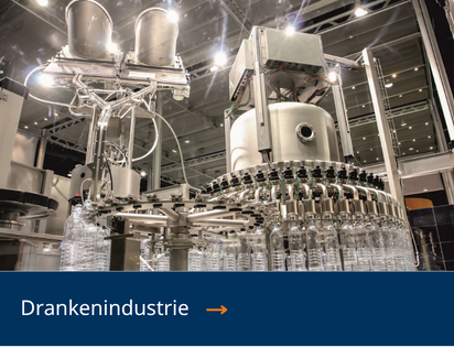 Geautomatiseerde productielijn in de drankenindustrie met procesbewaking en regeling.