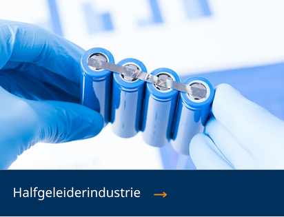 Halfgeleidercomponenten in een gecontroleerde omgeving voor nauwkeurige meting en procesbewaking.